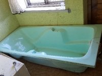 naudota akmens mases vonia su kriaukle su stovu
