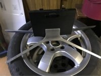 tv stovai yra ir kojeliu
