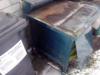 tvirtas metalinis darbastalis su 6 stalciais skubiai
